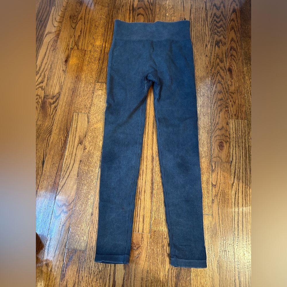 dark grey ribbed workout leggings